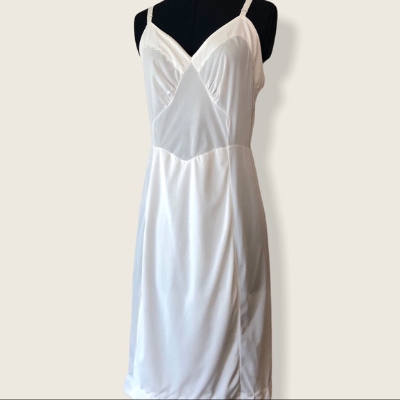 Vintage Other - Val Vintage Nylon Slip with Scalloped detail Sz.40
